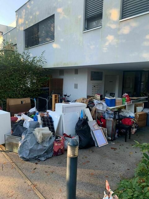 Vor den Häusern türmten sich gerettete Privatgegenstände.  | Foto: Jaschke