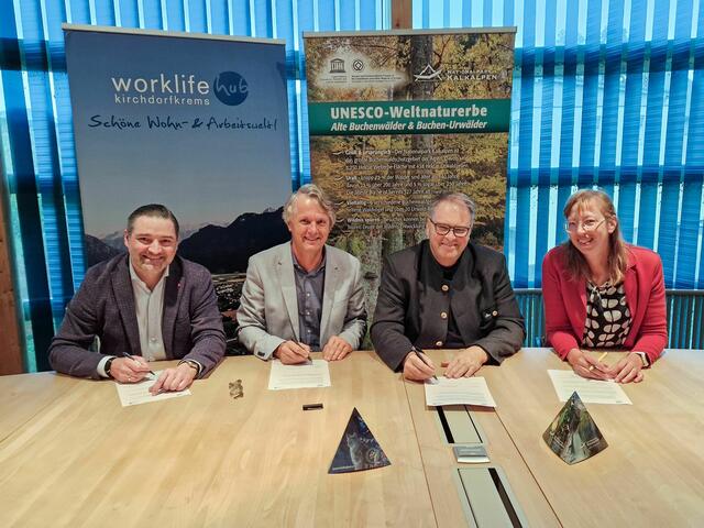 Zusammenarbeit auf Augenhöhe: Nationalpark Direktor Josef Forstinger, Obmann René Haidlmair, Klaus Waselmayr, Regina Buchriegler (v.li.) | Foto: NP Kalkalpen
