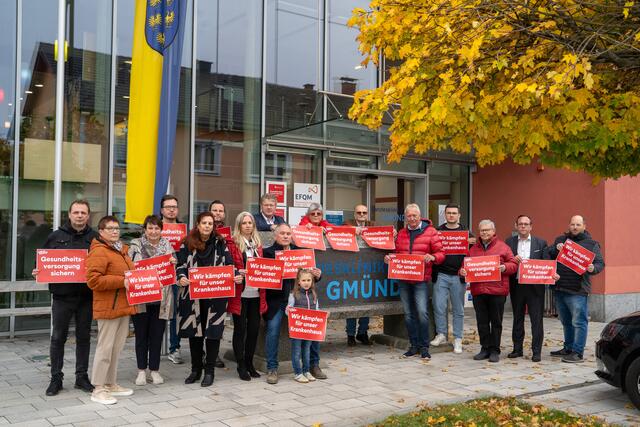 SPÖ-Funktionäre aus dem Bezirk Gmünd versammelten sich letzte Woche vor dem Landesklinikum Gmünd. | Foto: SPÖ NÖ
