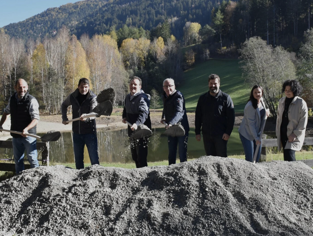 Spatenstich für die Renaturierungsarbeiten: (v.li.): Matthias Huber (Bauamt Stadgemeinde Landeck), Vize-Bürgermeister Mathias Niederbacher, LR René Zumtobel, Bgm Herbert Mayer, Johannes Schönherr (Obmann Umweltausschuss Stadtgemeinde Landeck), Monika Eder-Trenkwalder vom ausführenden Ingenieurbüro und Sabine Walter (Umweltreferat Stadtgemeinde Landeck) | Foto: Land Tirol / Knabl