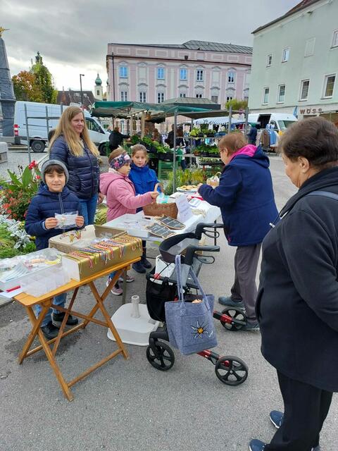 In ganz Lambach waren die Volksschüler unterwegs, um für die gute Sache zu verkaufen und zu sammeln. | Foto: VS Lambach