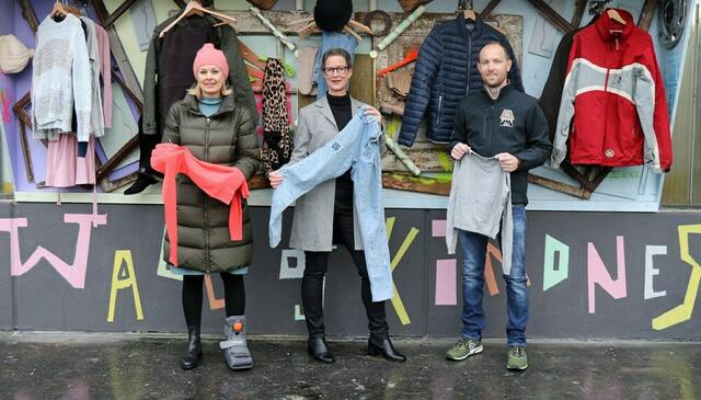 Stadträtin Elisabeth Mayr (l.), Christine Regensburger (Geschäftsführerin WAMS) und Martin Nemeth (Round Table 3 Innsbruck) präsentieren die „Wall of Kindness“ an der Ostseite der Markthallengarage.
 | Foto: IKM/M. Darmann