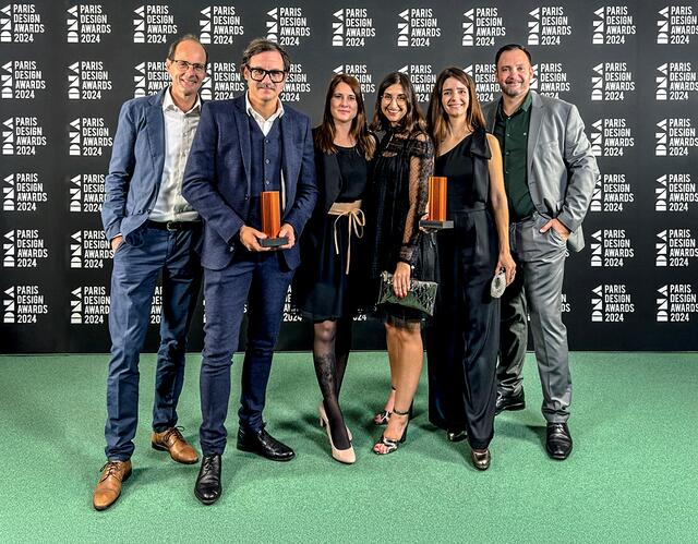 Glückliche Gewinner bei den Paris Design Awards 2024: Gerfried Tiffner, Mike Reiter, Flora Adelmann, Stefanie Luschin, Xenia Schnehen und Philipp Maier. | Foto: Brainsworld360°