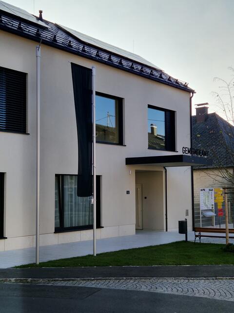 Die Gemeinde Pfarrkirchen hat die schwarze Trauerfahne gehisst. | Foto: Gemeinde Pfarrkirchen