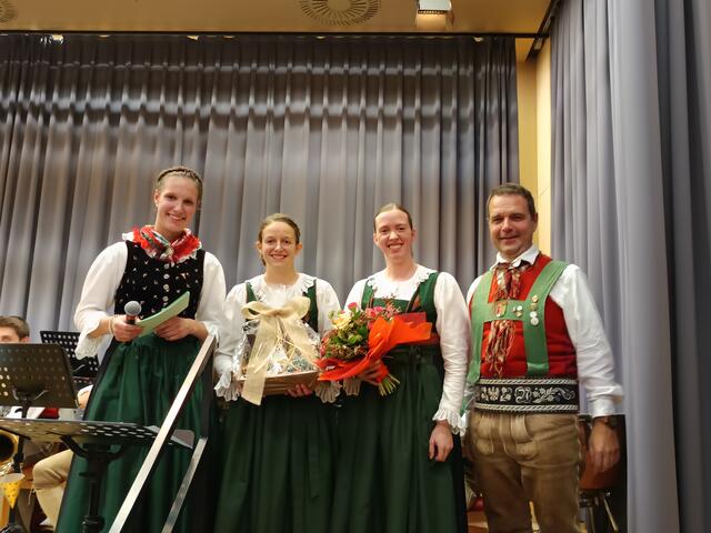 Jungmusikantin/Moderatorin Theresa Lindsberger (v.l.n.r.), Bezirkskapelmeister-Stellvertreterin Lisa Steiger, Jungmusikantin/Moderatorin Helena  Possenig und Bezirksobmann Johannes Nemmert. | Foto: Musikbezirk Lienzer Talboden