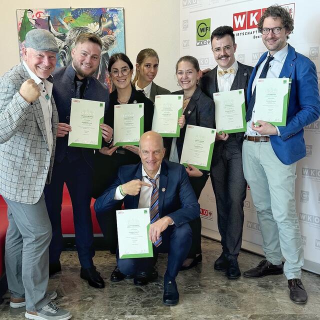 Lehrgangsleiter Dipl.-Sommelier Norbert Waldnig (1. v.l.), mit weiteren erfolgreichen Teilnehmenden der Sommelier-Österreich-Ausbildung | Foto: WiFi Landeck Oberland