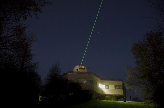 Mit einem Laser können die Forscher die Position der Satelliten bis auf wenige Zentimeter genau bestimmen.  | Foto:  Christian Kettenbach