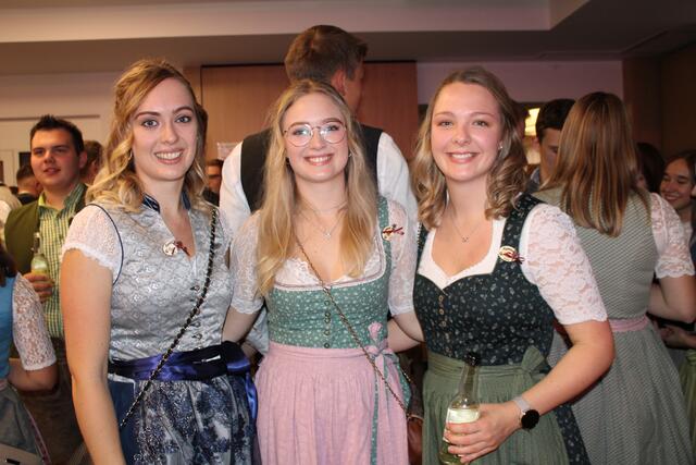 Die Schwestern Teresa, Melanie und Sabine Brenn genossen die schöne Ballnacht. | Foto: Landjugend Bezirk Waidhofen/Ybbs