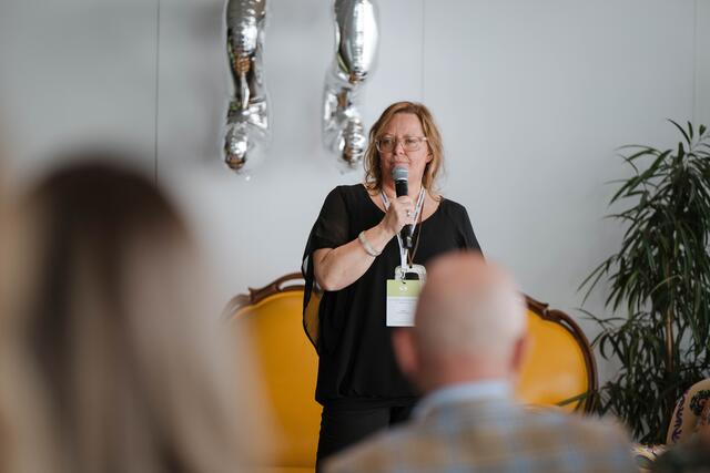 Evelyn Götz ist eine inspirierende Persönlichkeit, die nicht nur auf 25 Jahre Erfahrung im Tourismusmarketing zurückblickt, sondern auch zukunftsweisende Trends erkennt und fördert. | Foto: crosseye Marketing Gmbh @90frm.com