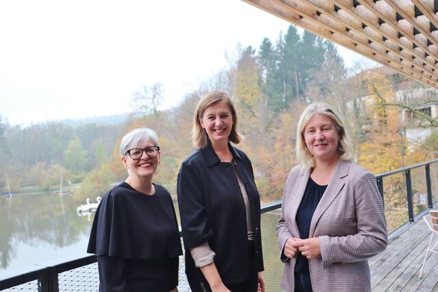 Anneliese Kollegger-Steger (li) kommt aus Feldkirchen. Die stellv. Bezirksleiterin der VP-Frauen will vor allem Frauen stärken und das Pensions-Splitting forcieren. Helene Ruhmer (re) arbeitet als Biomed. Anaystikerin und engagiert sich in Feldkirchen im Gemeinderat. Dort ist sie eine der Motoren für das Repaircafe und den Kleidertausch sowie Frontfrau für Umwelt und Kliam.  | Foto: Edith Ertl