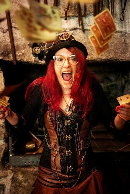 Magic Franky: Die Zauberkünstlerin begeistert Kinder mit interaktiven und humorvollen Tricks. | Foto: Franziska Kronsteiner