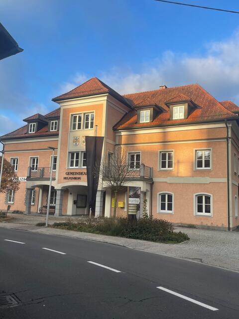 In Helfenberg wurde bereits am Montag die schwarze Fahne gehisst. | Foto: Gemeinde Helfenberg