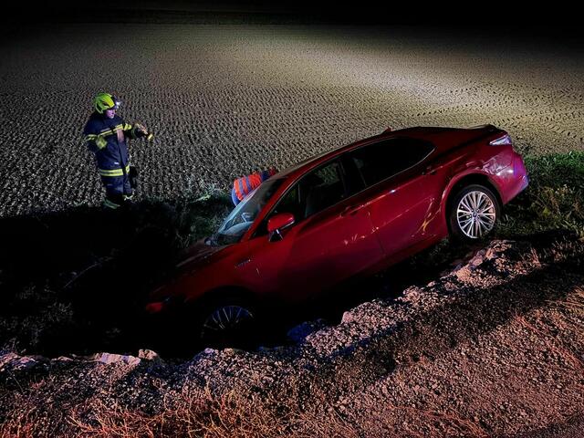 Ein Hybridfahrzeug kam nach Zusammenprall mit einem Reh im Straßengraben zum Stillstand. | Foto: FF Edelstal