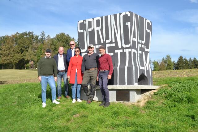 Als Dank für das neue Fundament erhielt die Skulptur einen Schriftzug. | Foto: Vanessa Molitor
