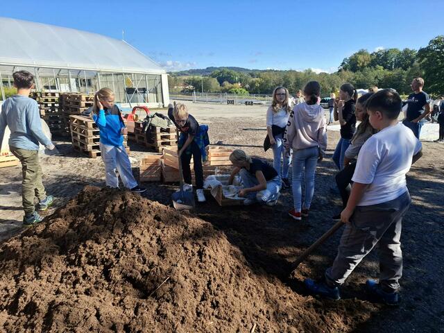 Besonders viel Freude machte es den Burschen und Mädchen dann, die Salat- und Blumenpflanzen in die eigenen Kisten zu setzen. | Foto: Mittelschule Raab