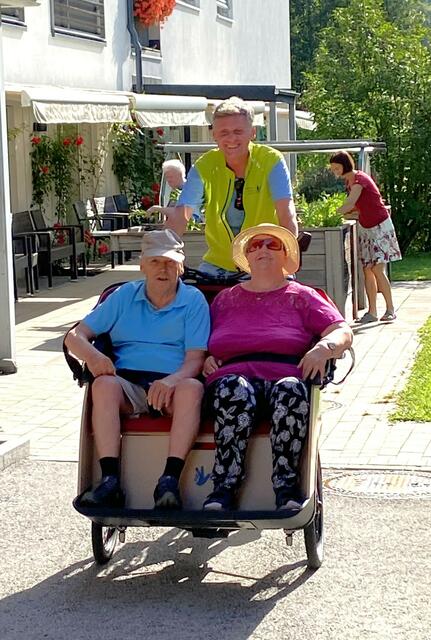 Ein Ausflug mit Rikscha ist bei allen Bewohnerinnen und Bewohnern sehr beliebt. | Foto: Prielgut