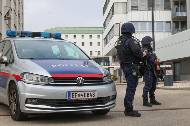 Schwer bewaffnete Polizistinnen und Polizisten umstellen das Krankenhaus Wels, nachdem der derzeit flüchtige, mutmaßliche Doppelmörder Roland D. möglicherweise gesichtet worden war. | Foto: laumat.at