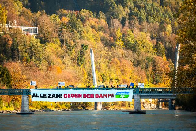 Am 30. Oktober fand am Inn eine große Protestaktion gegen das Kraftwerk im Kaunertal statt.  | Foto: Sebastian Froelich