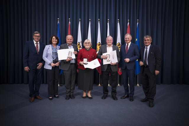 Josef Strasser, Christa Strasser und Hermann Lambauer (in der Mitte von links) mit Gemeindevorstand Klaus Wurm, Zweiter Landtags-Präsidentin Sabine Binder, Landeshauptmann Thomas Stelzer und FPÖ-Klubobmann Herwig Mahr. | Foto: Land OÖ