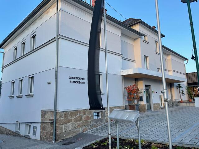 Die schwarze Fahne hängt in Kleinzell. | Foto: Gemeinde Kleinzell