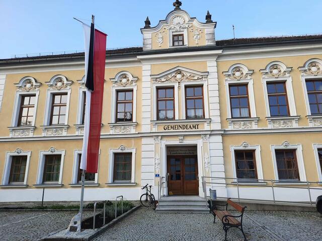 Die Gemeinde Lembach hat ebenfalls den Trauerflor angebracht. | Foto: Gemeinde Lembach
