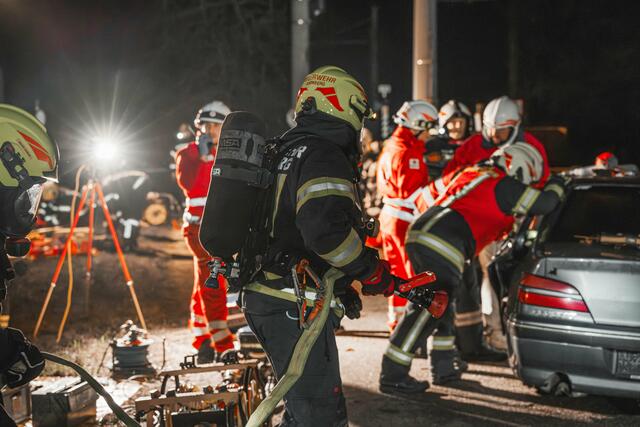 Mehr als 100 Einsatzkräfte probten den Ernstfall.  | Foto: OÖRK/Vöcklabruck/Kalteis