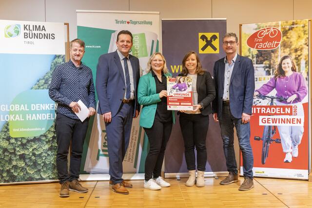 Klimabündnis-Geschäftsführer Andrä Stigger (re.) und Obmann LR René Zumtobel (2. v. li.) freuen sich mit Gabriele Pertl (Mi.) und Christina Jöchtl. | Foto: Die Fotografen