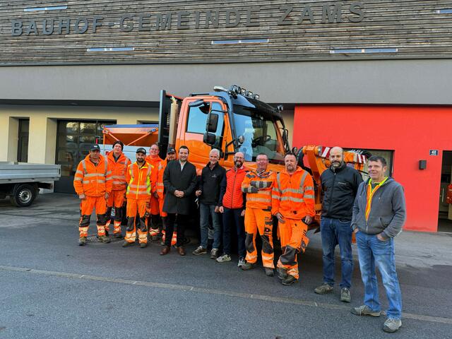 Ein Neuzugang im Bauhof Zams: Bürgermeister Lentsch freut sich mit den Arbeitern über den neuen Unimog. | Foto: Gemeinde Zams