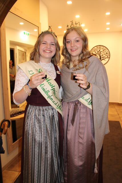 Die beiden Mostprinzessinnen Leonie und Sarah freuten sich beim Eingang über die Damenspende | Foto: Landjugend Bezirk Waidhofen/Ybbs