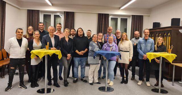 1. Reihe: Thomas und Kerstin Kaderschabek, BGM Martin Leonhardsberger, Regina Kaiser, Niklas Maier, Monika Lugbauer, Magdalena Windhab-Engl, Tamara Winkler, Florian Fedrizzi, Simone Fedrizzi
2. Reihe: Christina und Martin Müllner, Jakob Hofmann, Attila Hosszu, Patrick Prazojenka, Jacqueline Konrad, Manuel Windhab, Pfarrer Wolfgang Reisenhofer, Uwe Walkner | Foto: Stadt Mank