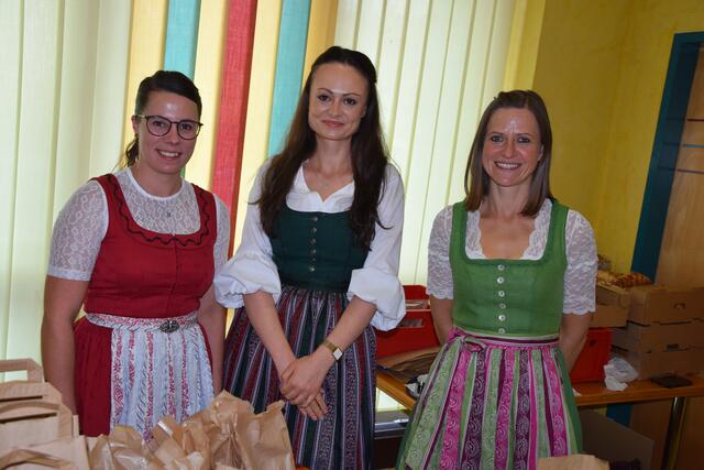 Viele Köstlichkeiten wurden in Weißkirchen verteilt. | Foto: MeinBezirk, RB/Hartleb