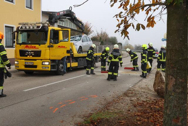 Eine Lenkerin knallt mit ihrem Kleinwagen in Bad Wimsbach-Neydharting gegen einen Stein. Daraufhin überschlägt sich das Fahrzeug.