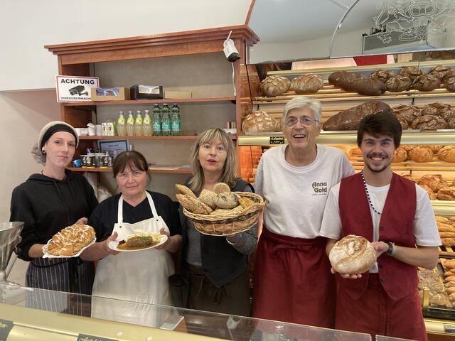 Eigentümer Wilhelm-Michael Capellmann (2.v.r.) und Geschäftsführerin Katarina Kurdziel (Mitte) mit dem Team.   | Foto: Michael Ellenbogen