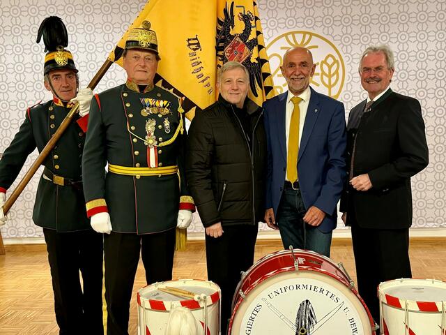 Gerhard Kolm, Major Erich Pichl, Vizebürgermeister Günther Prinz, Bürgermeister Josef Schaden und Landtagspräsident Karl Wilfing (v.l.). | Foto: Marktgemeinde Schweiggers