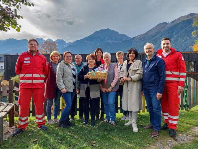 Das Team "Ein Tal hilft" mit Josef Nagele (Rotes Kreuz IL), Maria Denifl (VG Fulpmes), Barbara Klecker (VG Fulpmes), Heinz Höfler (VG Mieders), Regina Gleinser (VG Neustift), Christine Oberkofler (Caritas Tirol), Brunhilde Hofer (VG Neustift), Rita Mair (VG Telfes), Rosemarie Erhard-Moser (VG Schönberg), Wolfgang Hirn (VG Mieders), Michael Volderauer (Rotes Kreuz IL) v.l. | Foto: Caritas