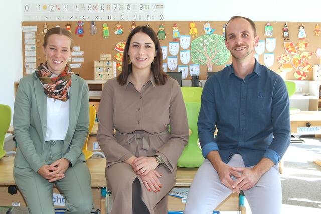 Freuen sich auf Freitag zur Einweihung: Bürgermeisterin Victoria Weber, Barbara Saxl, Referentin für Schule, Aus-und Weiterbildung, VS Dir Christoph Schneider. | Foto: Foto: Walpoth
