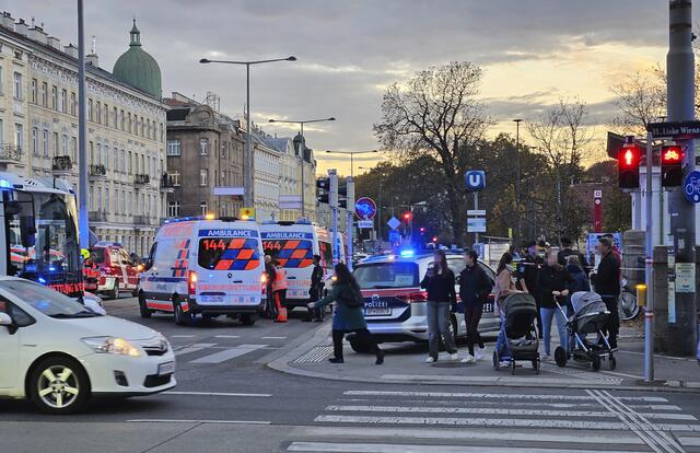 Gegen 16 Uhr Dienstagabend ereignete sich der schwere Unfall der U-Bahnsurfer in Wien, bei dem zwei der vier Personen schwer verletzt wurden. | Foto: ANGELIKA KREINER / APA / picturedesk.com