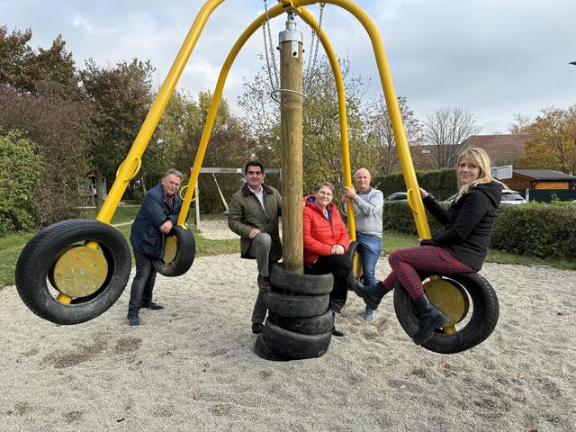 Gemeinderat Thomas Sauer, Bürgermeister Christian Gepp, Gemeinderätin Gabriele Fürhauser, Stadtrat Alfred Zimmermann und Daniela Richter (Verwaltung) entdecken auf der neuen Wippe das innere Kind. | Foto: Stadtgemeinde Korneuburg