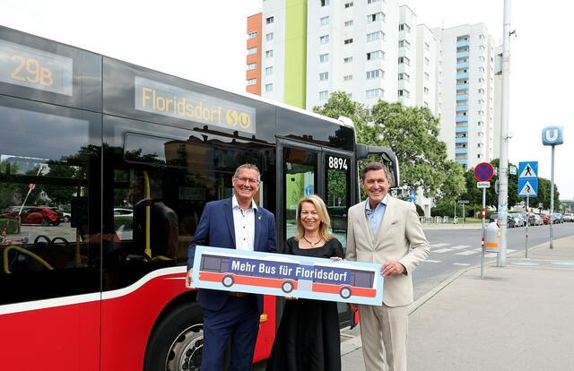 v. l.: Bezirksvorsteher Georg Papai (SPÖ), Wiener Linien-Geschäftsführerin Alexandra Reinagl und Öffi-Stadtrat Peter Hanke (SPÖ) bei der Ankündigung des erweiterten Öffi-Betriebs. | Foto: KOM/Votava