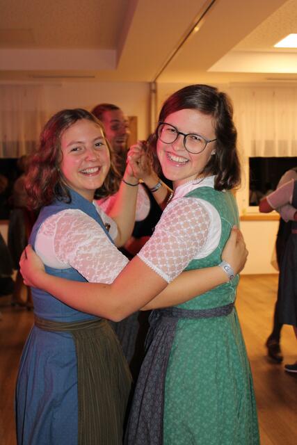 Marie und Leonie Hinterramskogler tanzten zu der stimmungsvollen Musik. | Foto: Landjugend Bezirk Waidhofen/Ybbs