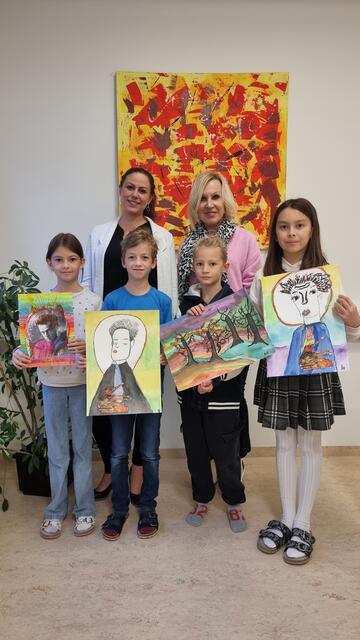 Schulleiterin Birgit Neigenfind, Kunst-Lehrerin Eva Schmircher Lina Kopacka, Oliver Biela, Alexander Ofner und Isabel Herrera mit ihren Werken | Foto: Egon Schiele Volksschule Tulln