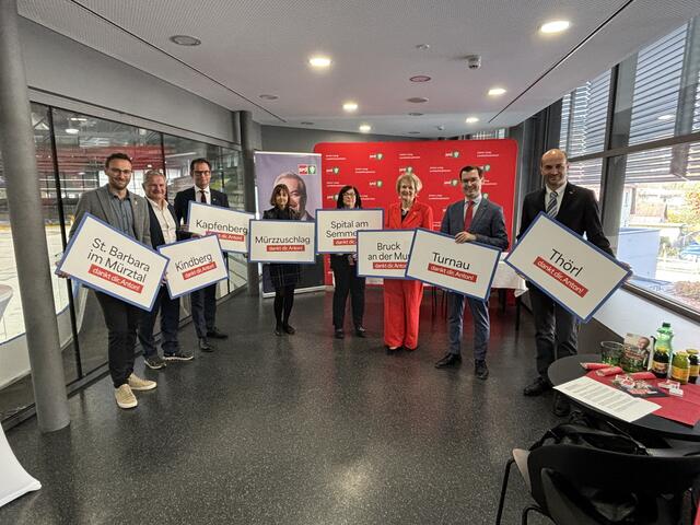 Geballte Bürgermeister-Kraft auf dem Mürztal: Jochen Jance, Christian Sander, Matthäus Bachernegg, Uschi Haghofer, Maria Fischer, Andrea Winkelmeier, Stefan Hofer und Christian Polaschek. | Foto: Kern