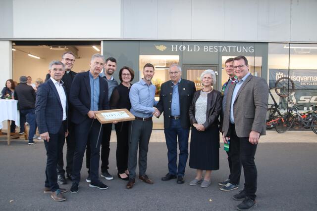 Eduard Schreiner übergibt im Kreis der Ehrengäste offiziell das Bestattungsunternehmen an Jochen Hold. | Foto: MeinBezirk