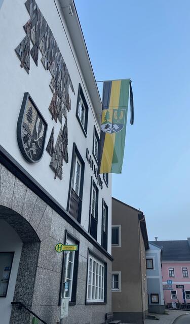 Die Gemeinde Aigen-Schlägl hat den schwarzen Trauerflor zu Ehren des verstorbenen Bürgermeisters angebracht. | Foto: Gemeinde Aigen-Schlägl