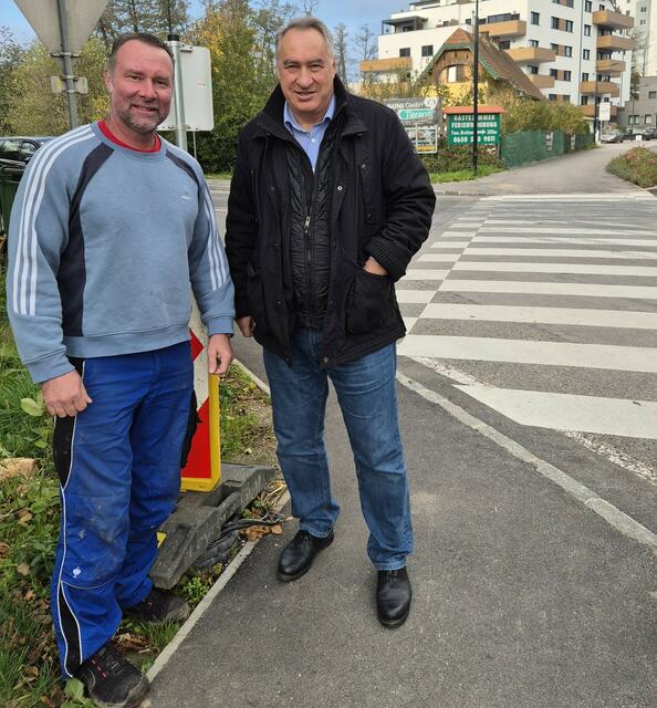 Gemeinderat Josef Rothensteiner und Bürgermeister Josef Schmidl-Haberleitner bei der Überquerung. | Foto: Stadtgemeinde Pressbaum
