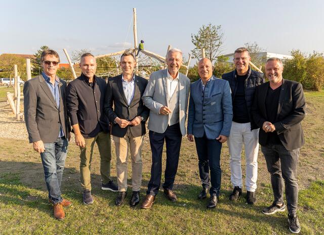 Gemeinderat Franz Hatvan, Gottfried Markom (Rotary Club), Stadtrat Philipp Gruber, Bürgermeister Klaus Schneeberger, Martin Friedl (Zentraplan), Adolf Schwarzmann (schwarzmann) und Zweiter Vizebürgermeister LAbg. Rainer Spenger. | Foto: Stadt Wiener Neustadt/Weller