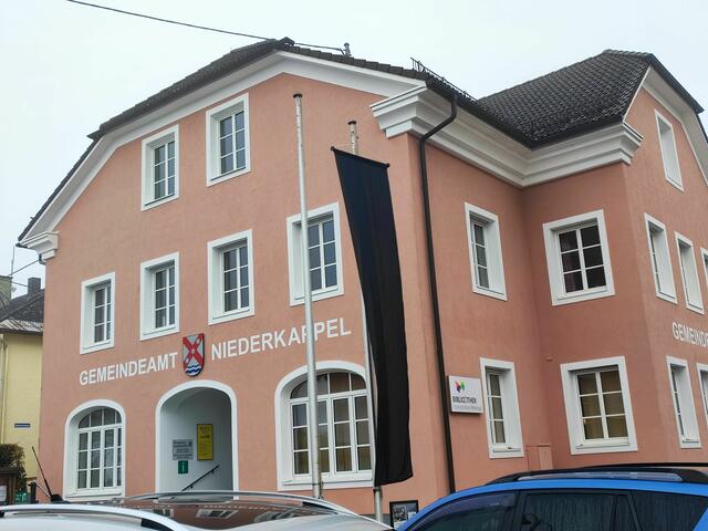 In der Gemeinde Niederkappel wurde ebenfalls die schwarze Fahne gehisst. | Foto: Gemeinde Niederkappel