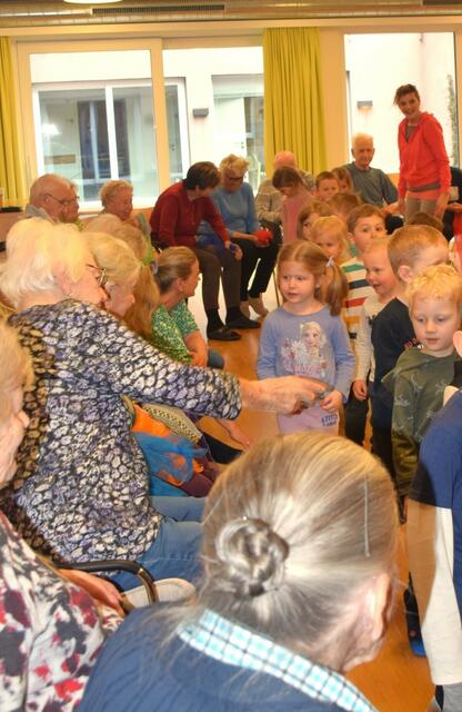 Der Kindergarten, der in direkter Nachbarschaft zum Prielgut liegt, kommt ab und zu zu Besuch. | Foto: Prielgut
