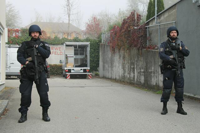 Bewaffnete Einsatzkräfte stehen neben dem Gemeindeamt in Altenfelden. | Foto: MB