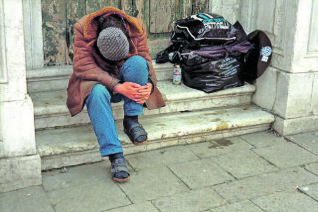 Besonders im Winter kann das Leben auf der Straße gefährlich werden. Notschlafstellen, Kältetelefon und Co. sollen Unterstützung bieten.  | Foto: Franz Neumayr
